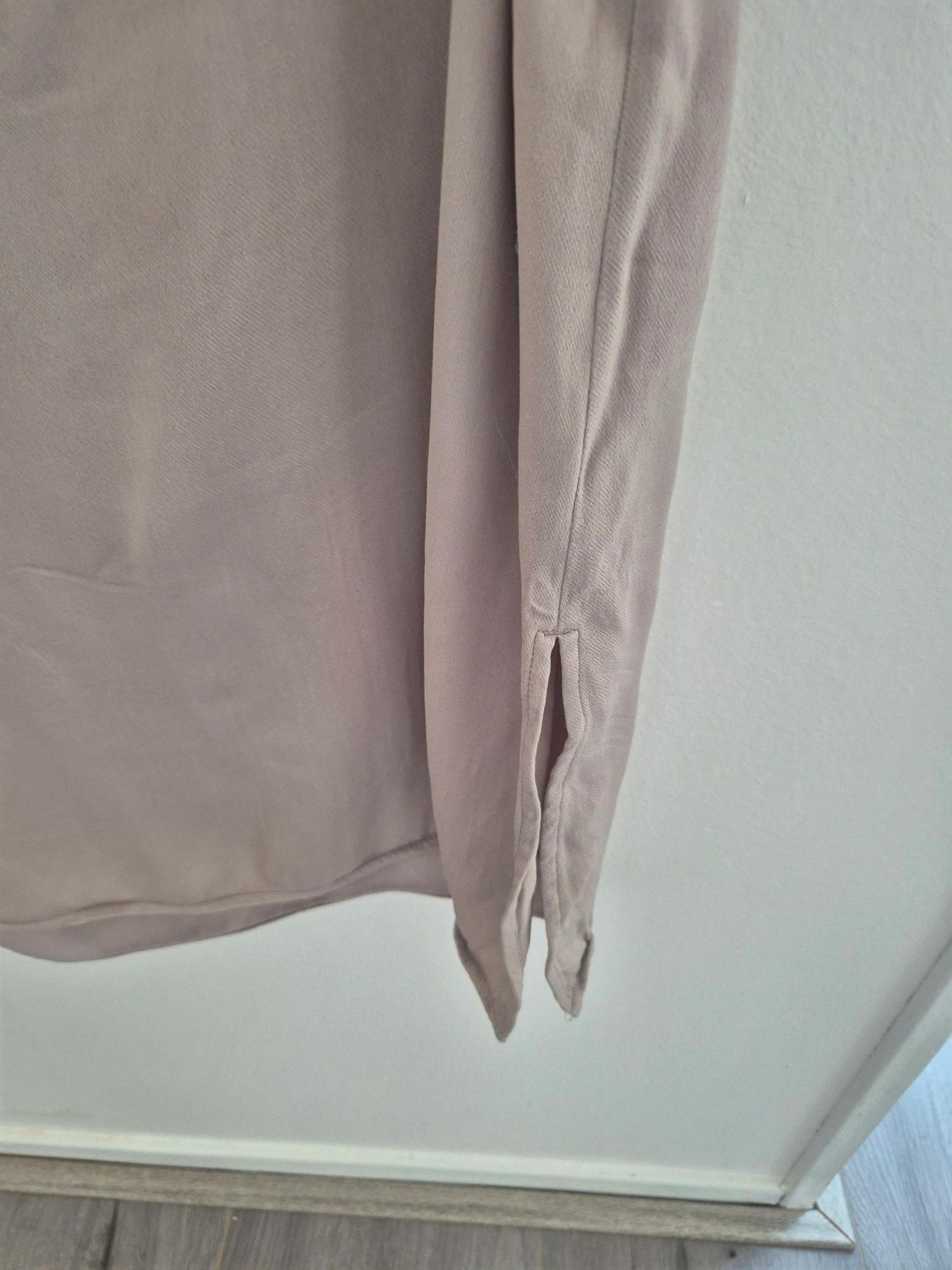 MTWTFSS WEEKDAY Top Beige con Borde Rafelado y Tirantes Finos – Talla M – photo 6